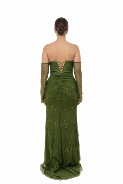 فستان سهرة بمقاسات كبيرة من الدانتيل المطرز باللون الكاكي